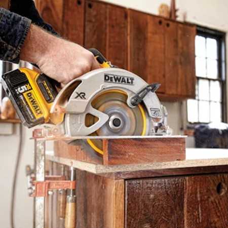 Sierra Circular Inalámbrica DeWalt 7-1/4" (184mm) 20V MAX DCS570B